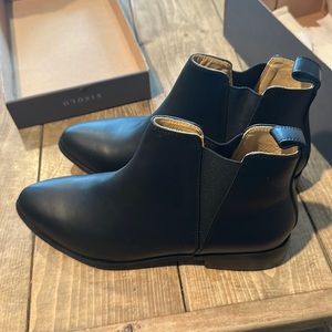 Nisolo Everyday Commuter Chelsea Boots in black